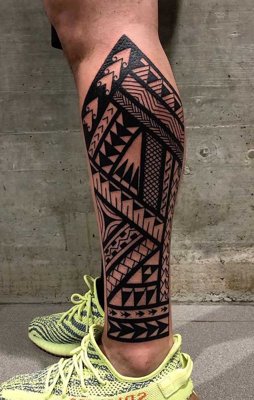  Tatouage maori, polynésien sur le coté du bas de la jambe